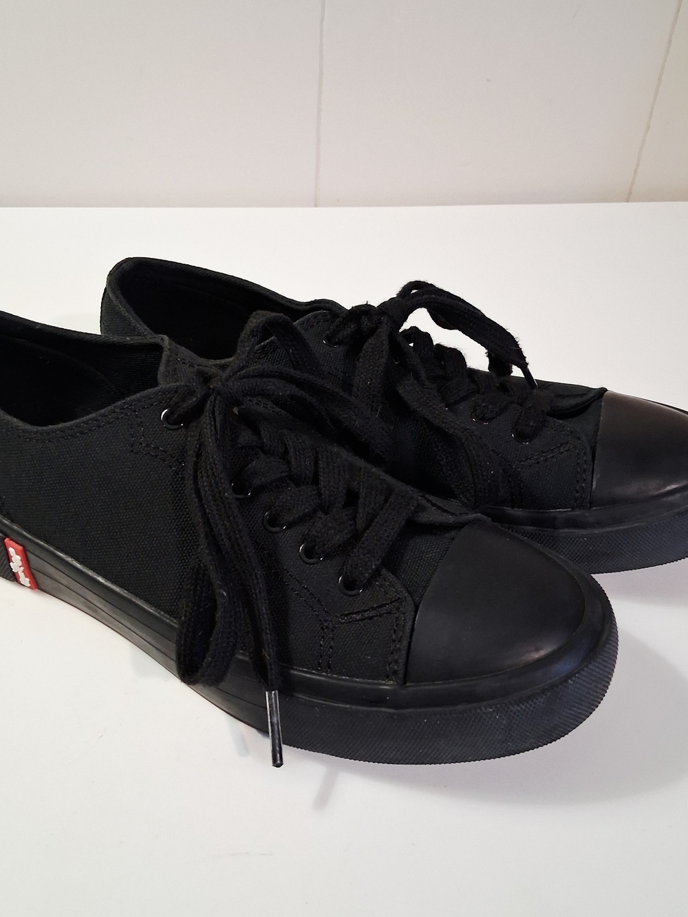 Levi's Canvas Low Top Lace Up Black Sneakers Womens Size 6.5